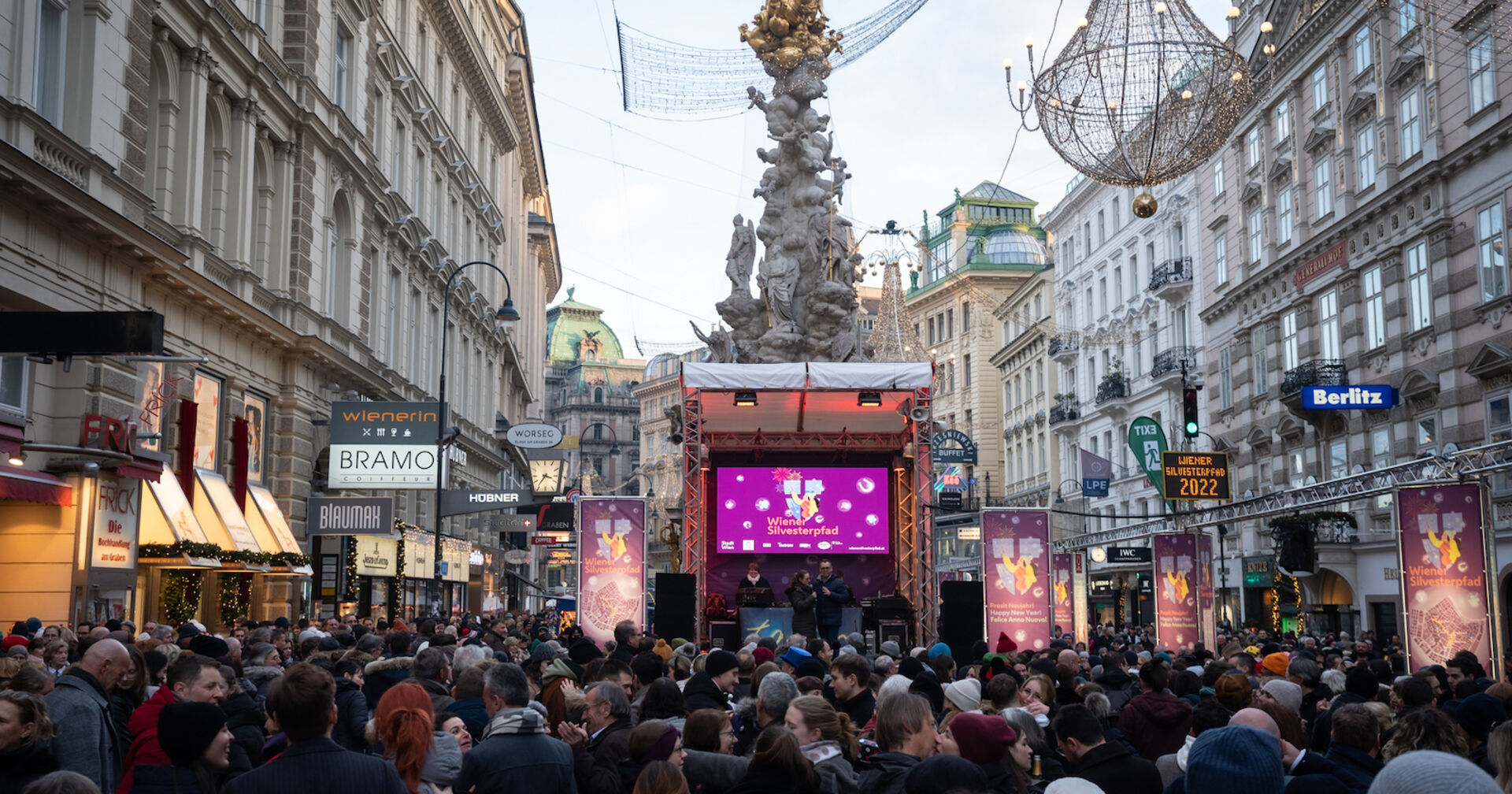 Menschenmassen vor einer Bühne am Wiener Graben | Credit: stadt wien marketing/David Bohmann