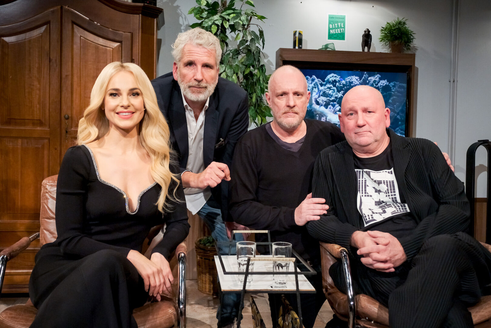 Silvia Schneider sitzt in einem schwarzen Kleid neben Stermann und Grissemann und Thomas Gratzer.
