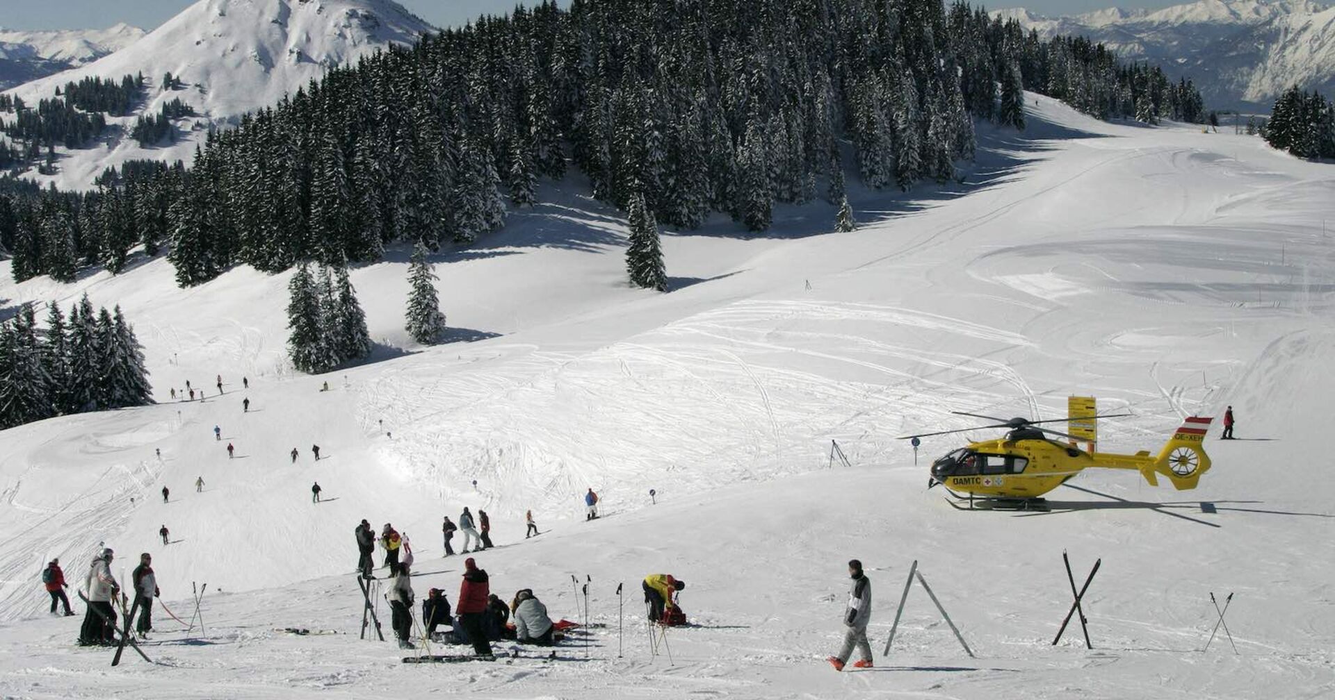 Auf einer Skipiste ist ein Unfall passiert. Der Helikopter ist vor Ort.