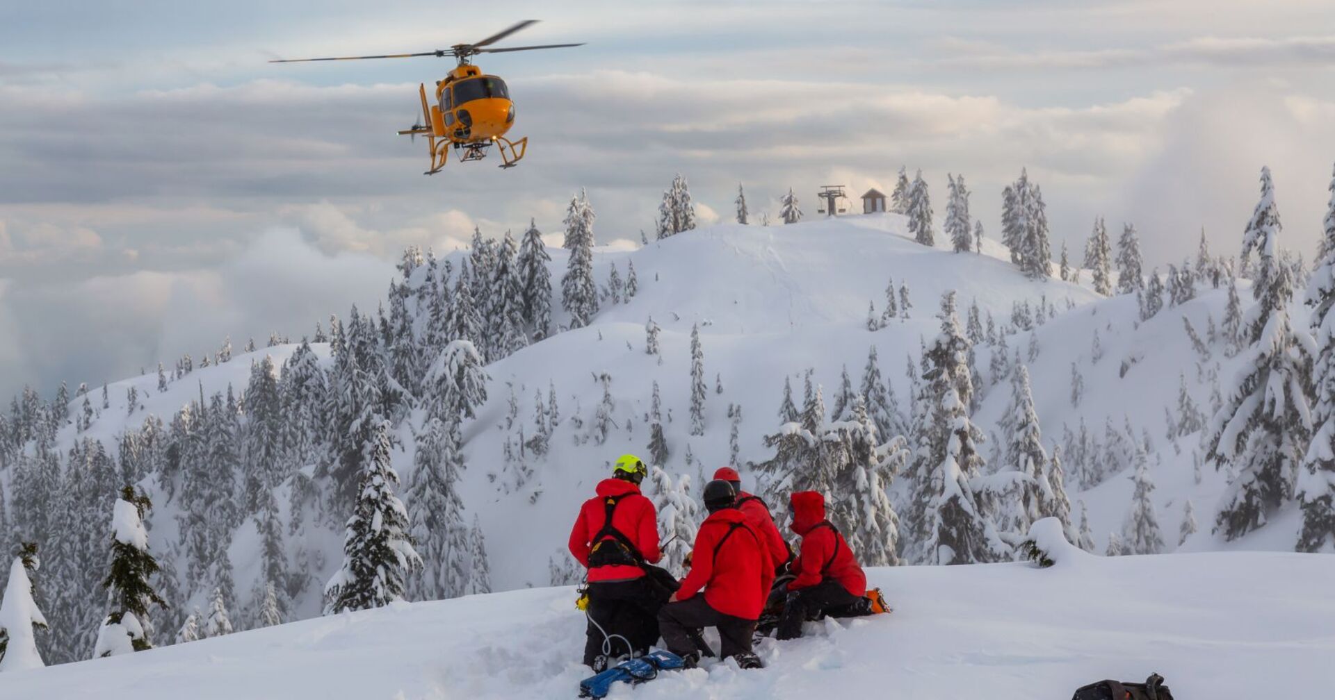 Rettungskräfte und Helikopter bei einem verunfallten Skifahrer.