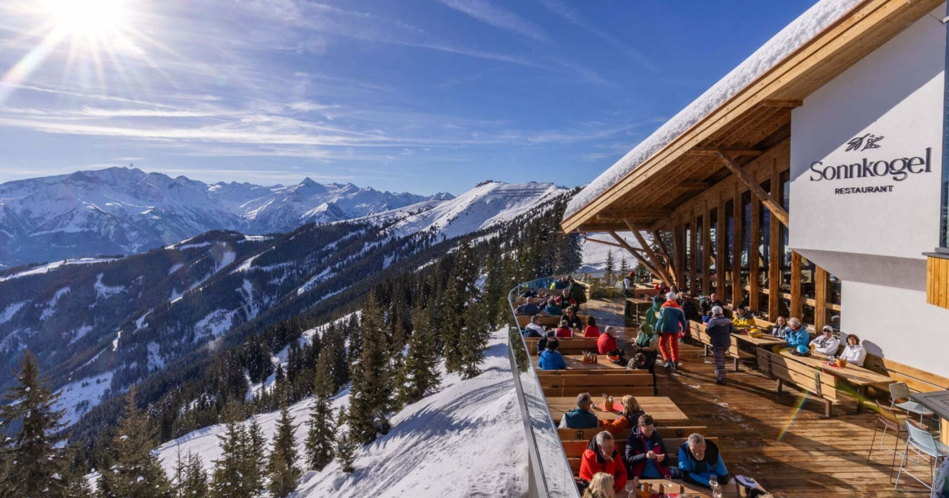 Das Sonnkogel Restaurant mit Sonnenterrasse und Blick auf den Zeller See, die Schmittenhöhe und die Hohen Tauern.