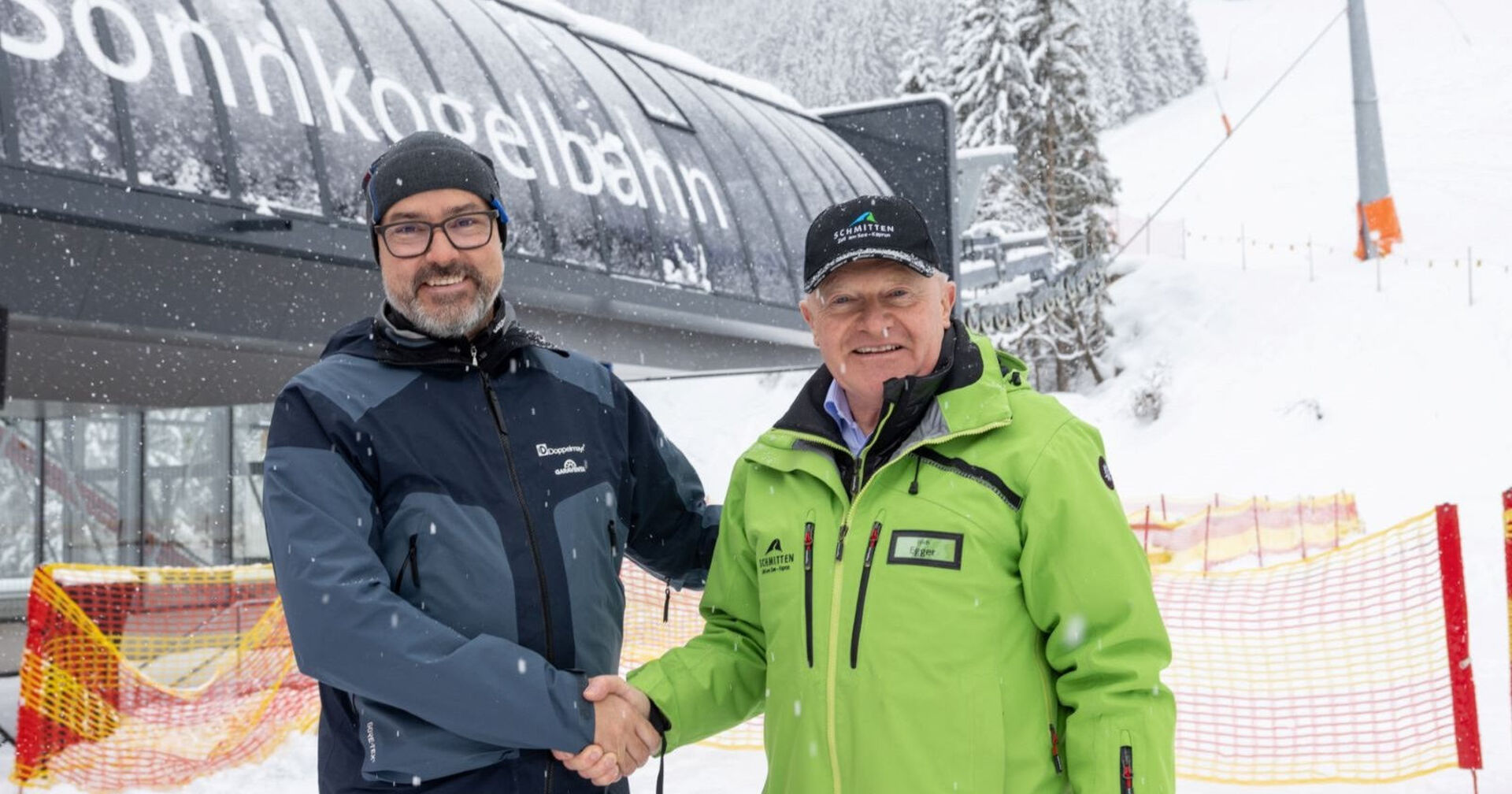 Thomas Pichler (CEO Doppelmaye Seilbahnen AG) gratuliert Erich Egger (Vorstand Schmittenhöhebahn AG) zur erfolgreichen Eröffnung der erneuerten Sonnkogelbahn.