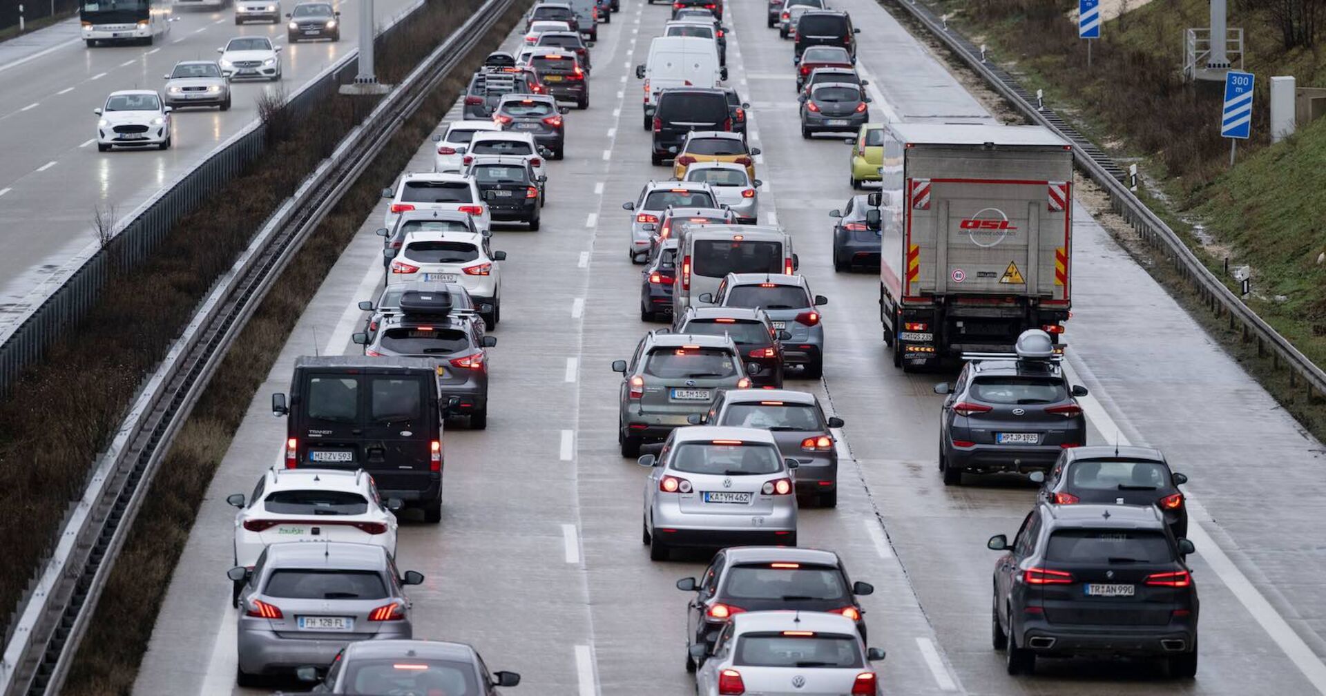 Stau: Viele Autos auf einer Autobahn.