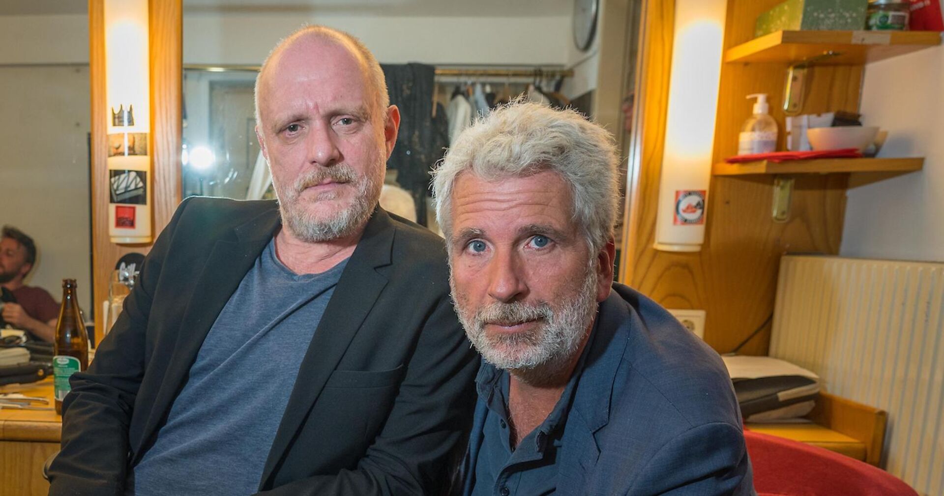 Stermann und Grissemann im Backstage. Sie tragen dunkelgraue Anzüge.