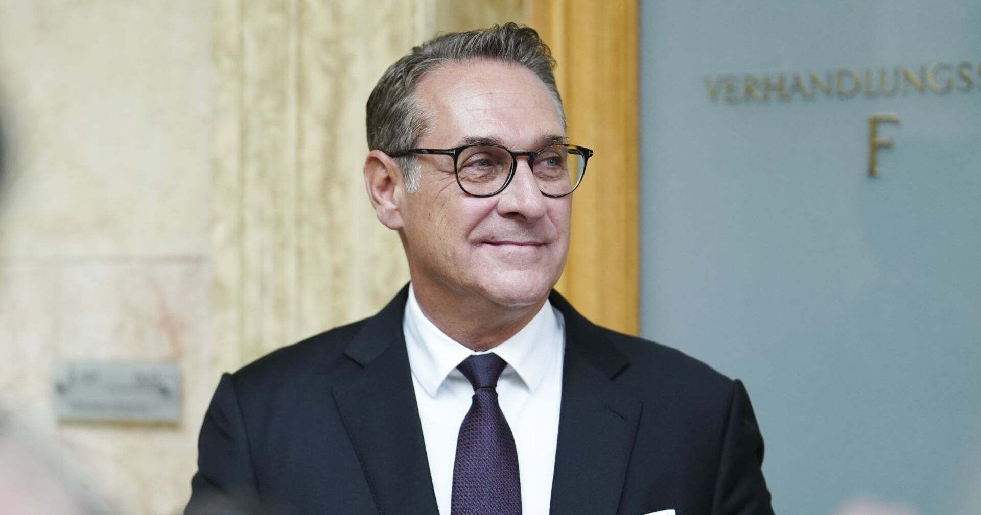 HC Strache im Anzug, mit Krawatte und Brille
