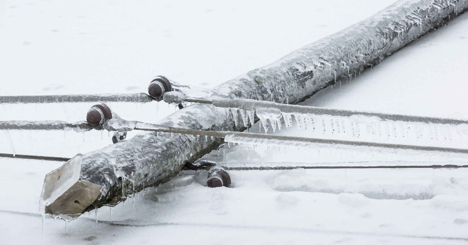 Ein umgeknickter Strommast