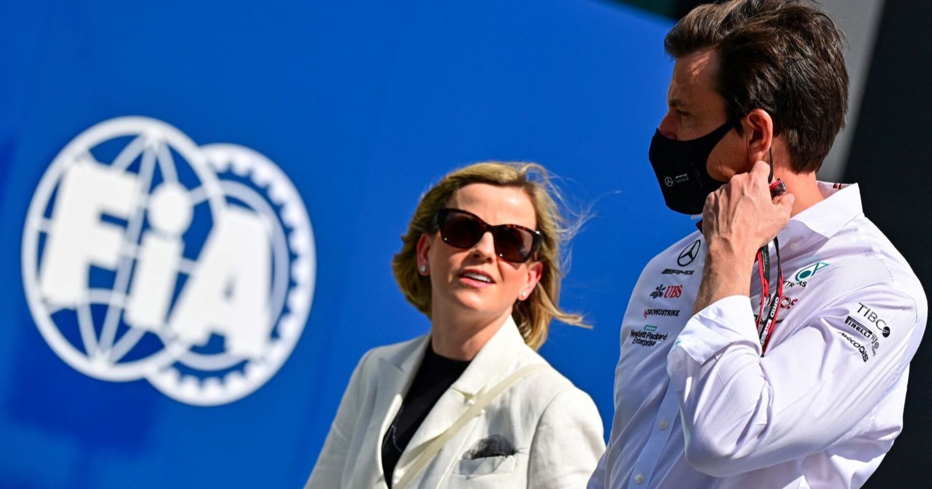 Susie und Toto Wolff vor dem Logo der FIA