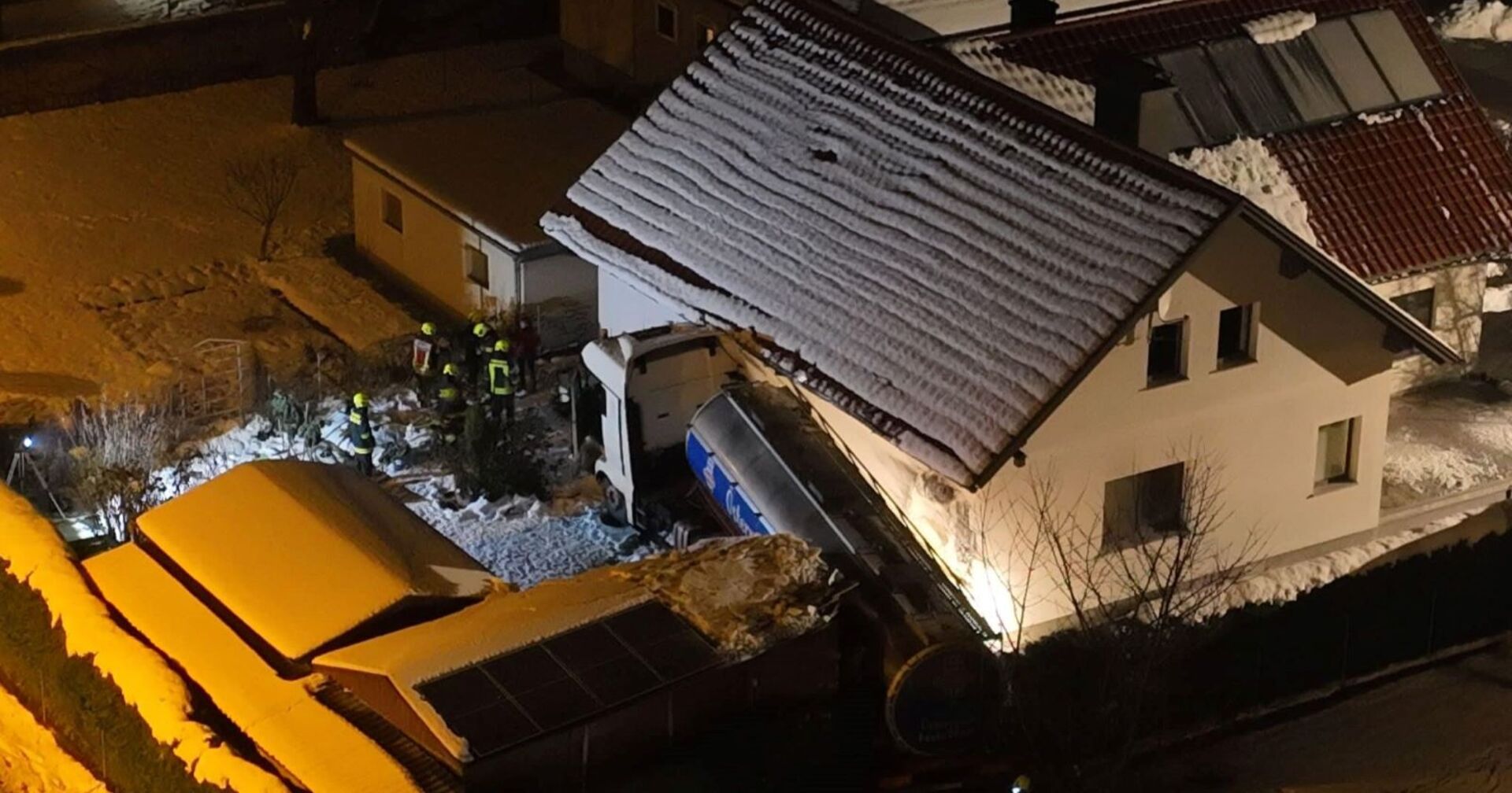 Aufnahme aus der Luft: Ein Tankwagen hat ein Familienhaus gerammt.