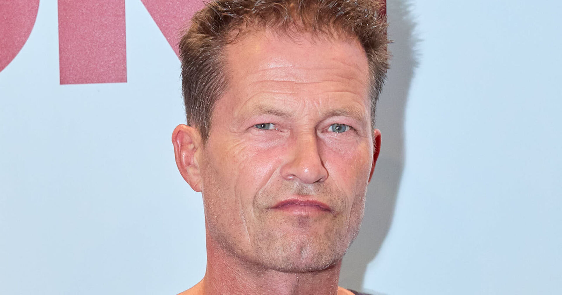 Til Schweiger auf dem Red Carpet vor einer Fotowand.