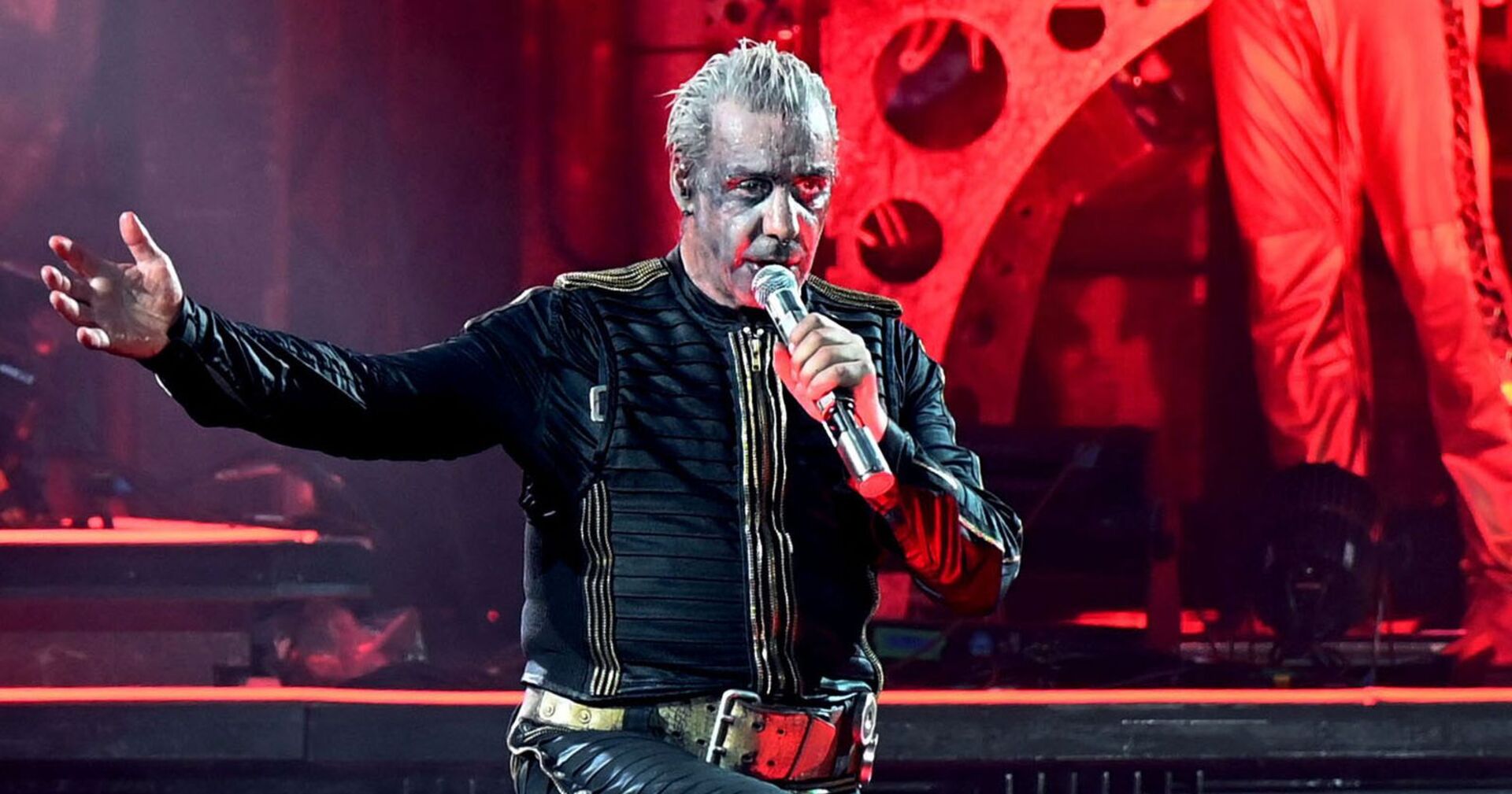 Till Lindemann singt auf der Bühne.
