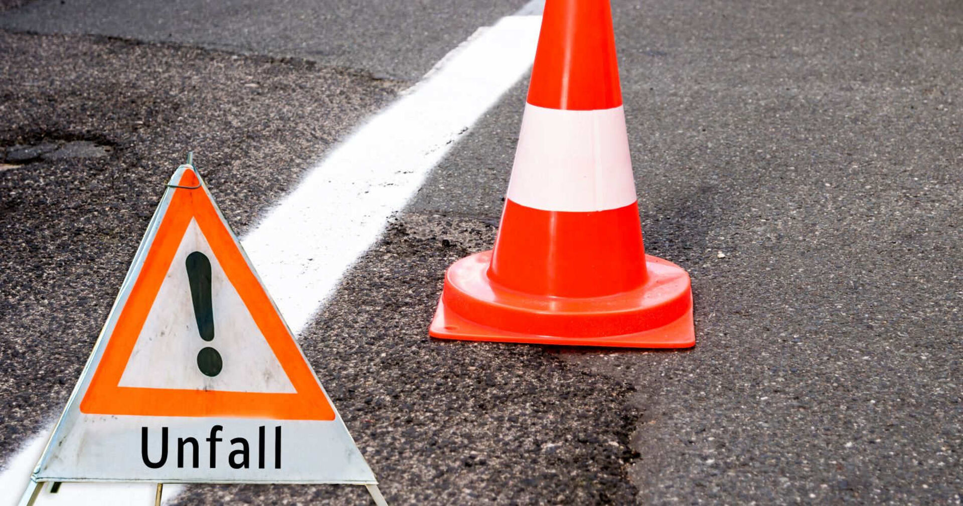 Warndreieck an einer Unfallstelle.