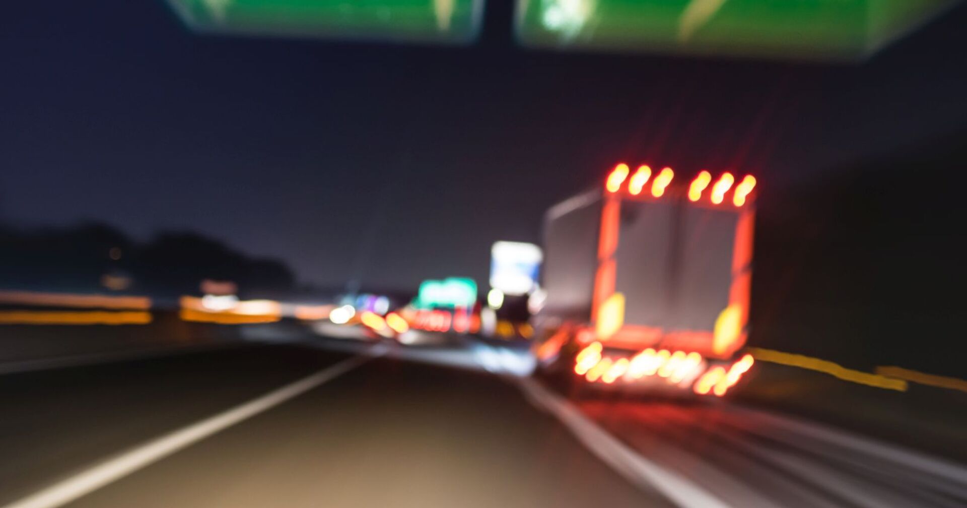 Ein Lkw nachts auf der Autobahn