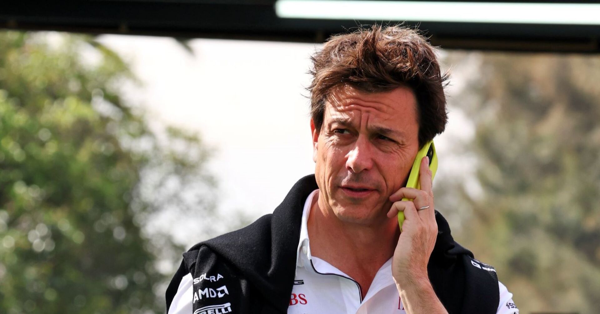 Toto Wolff telefoniert