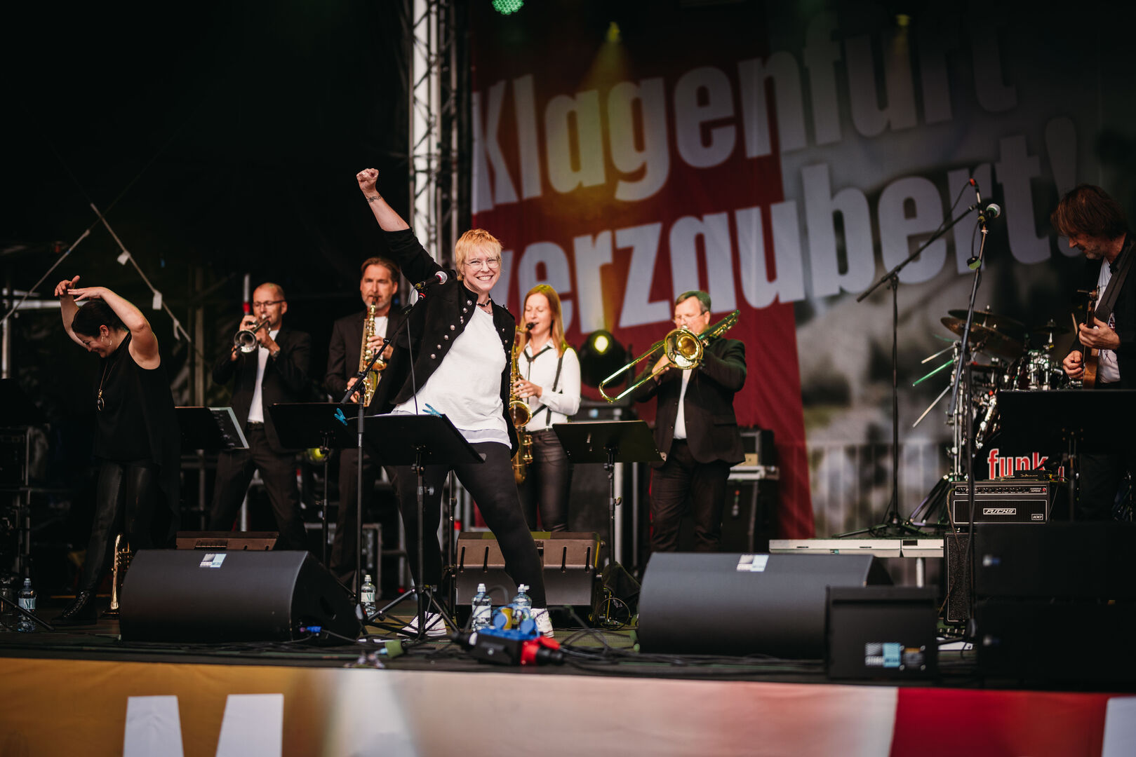 Funk You-Sängerin auf der Bühne