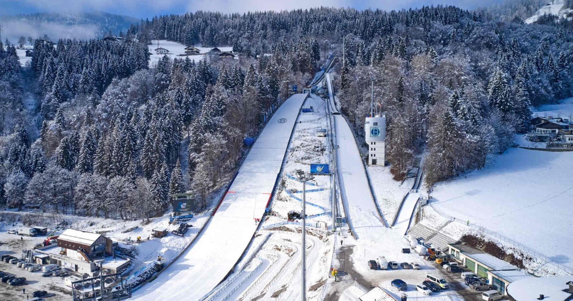 Die fertig präparierte Skisprungschanze in Bischofshofen