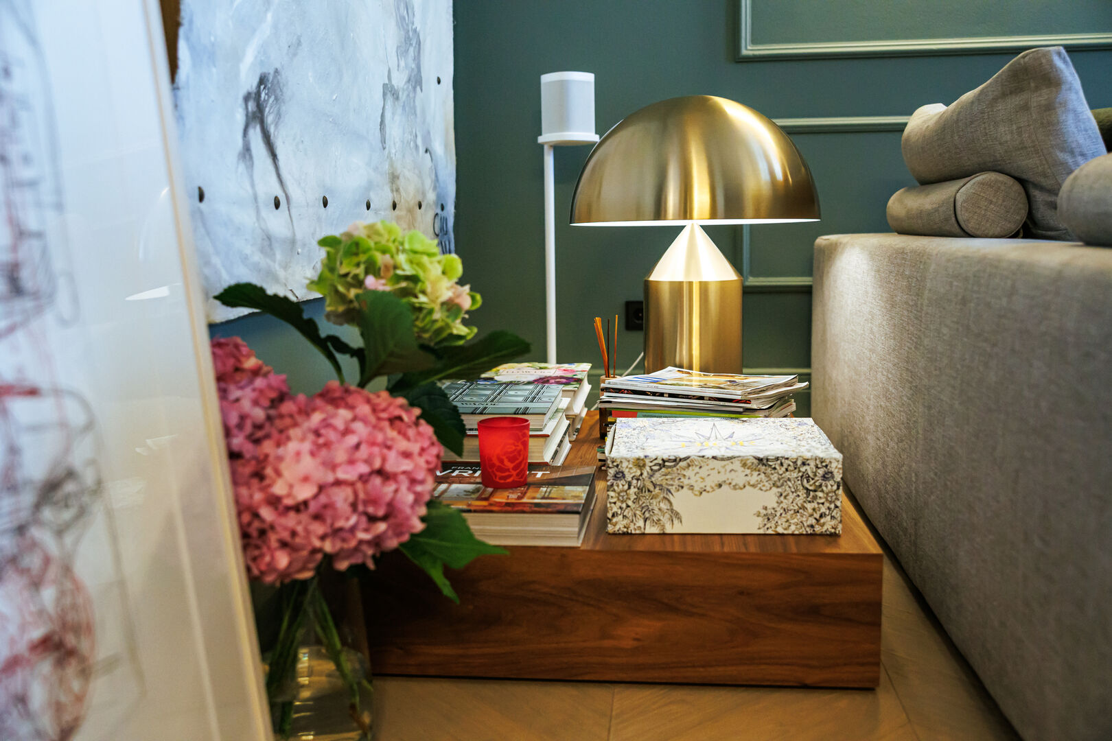 Niedriger Beistelltisch mit Coffee Tablebooks und einer Lampe