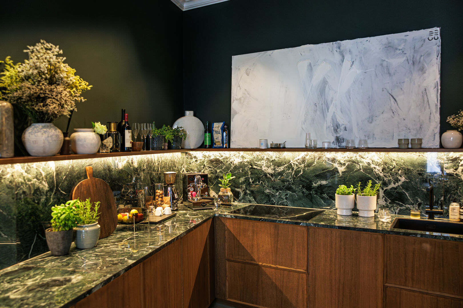 Küchenzeile mit Marmor und dunkelgrüner Wandfarbe
