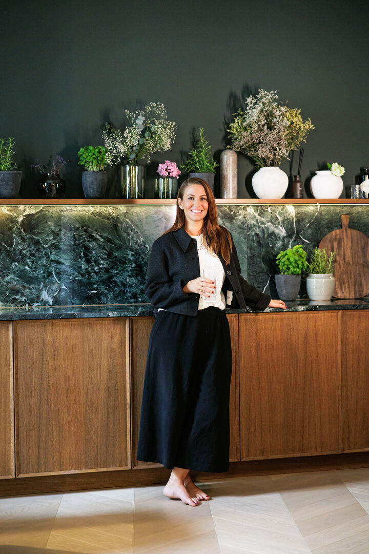 Marietta Kiesling steht in ihrer Küche