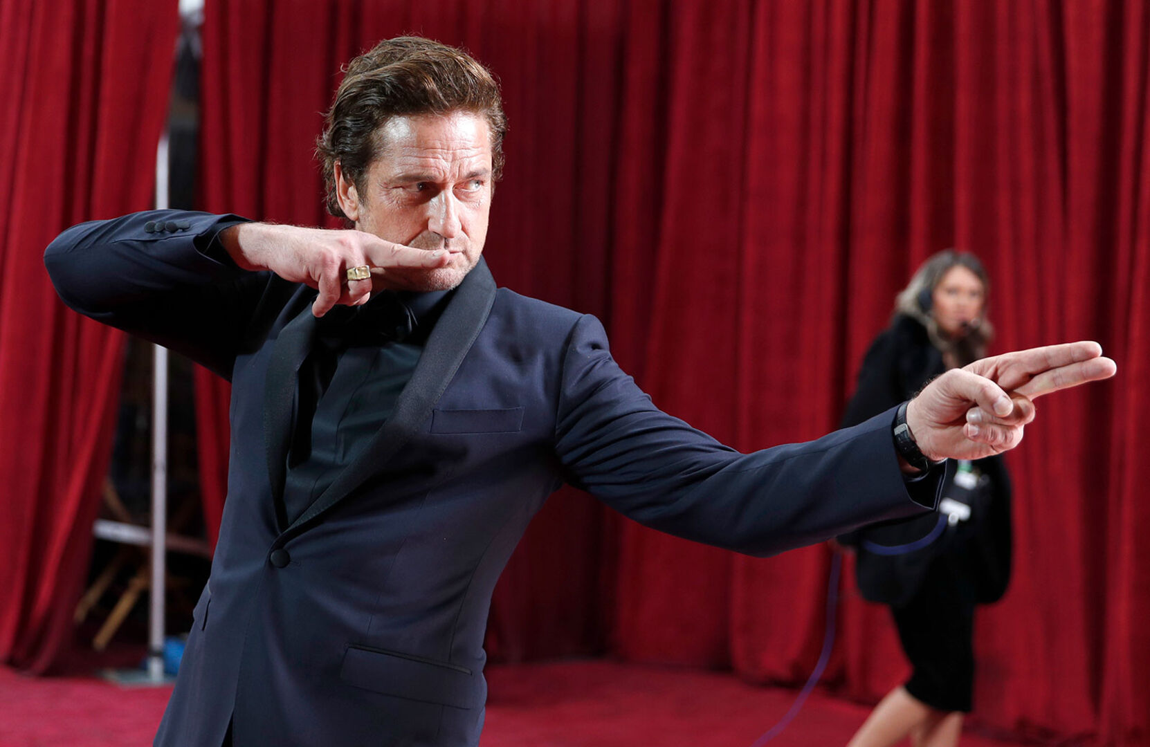 Gerard Butler im schwarzem Anzug auf dem roten Teppich | Credit: John Locher / AP / picturedesk.com