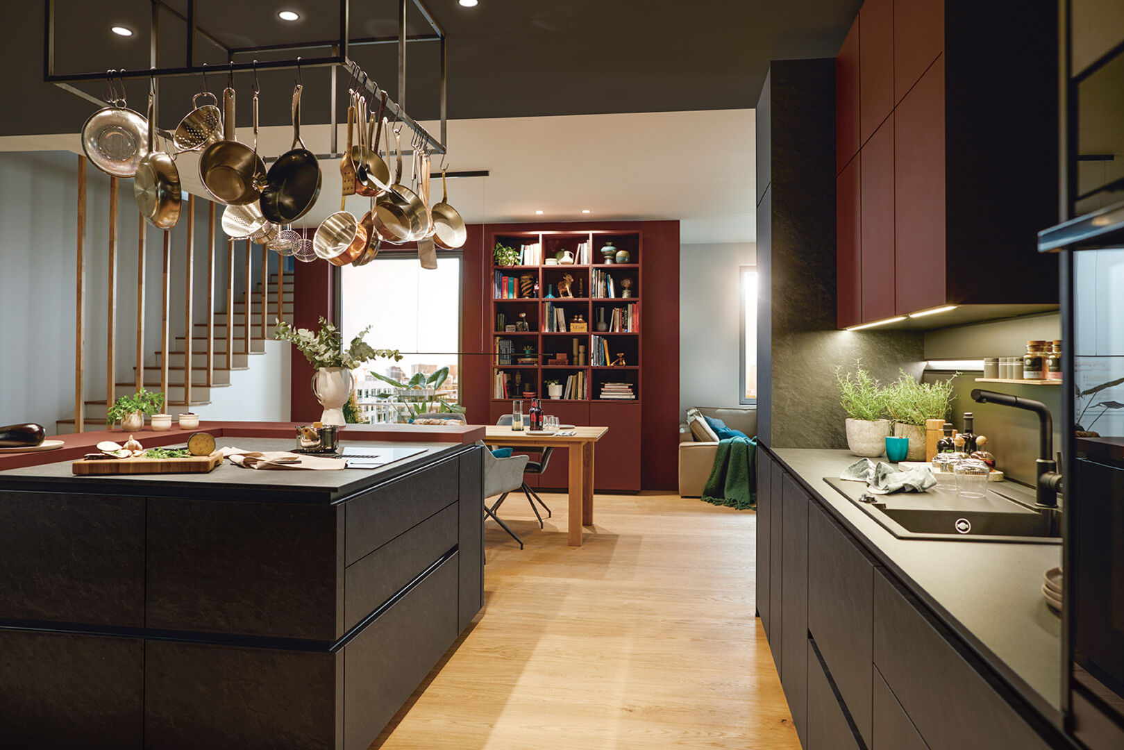 Moderne Wohnküche in dunklen Tönen | Credit: XXXLutz