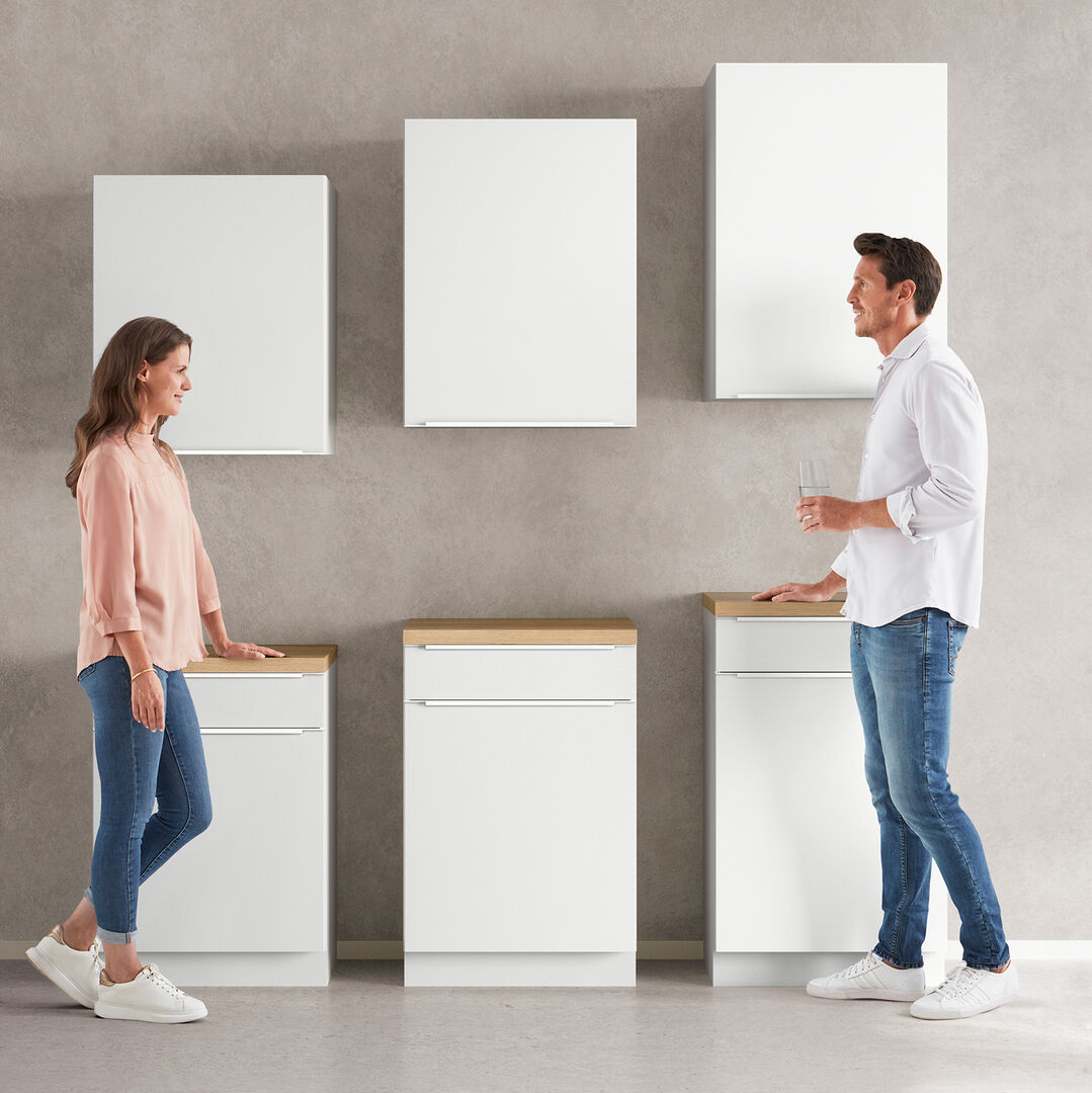 Junges Pärchen steht sich gegenüber | Credit: XXXLutz