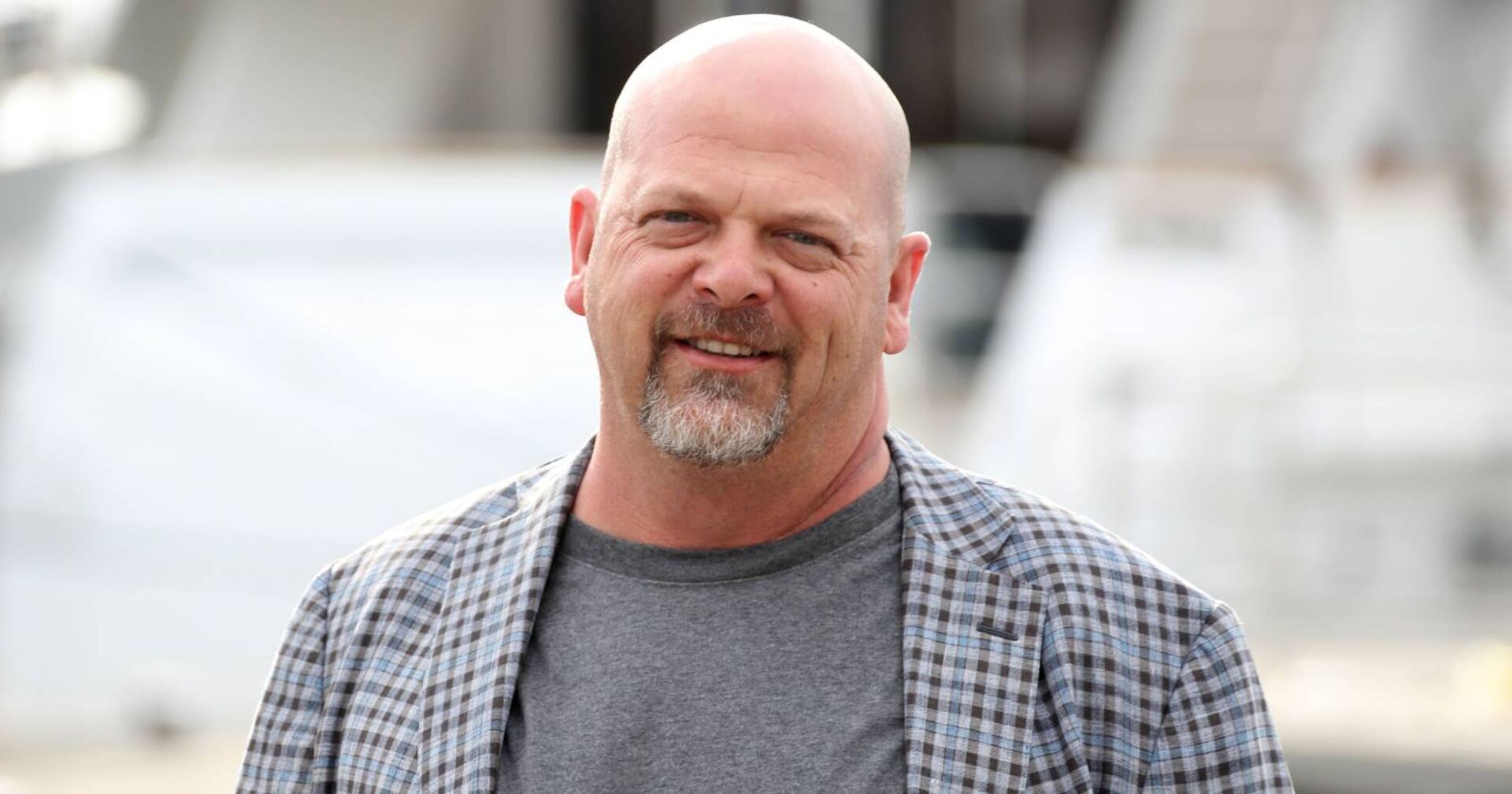 Porträt von Rick Harrison, der ein graukariertes Sakko trägt