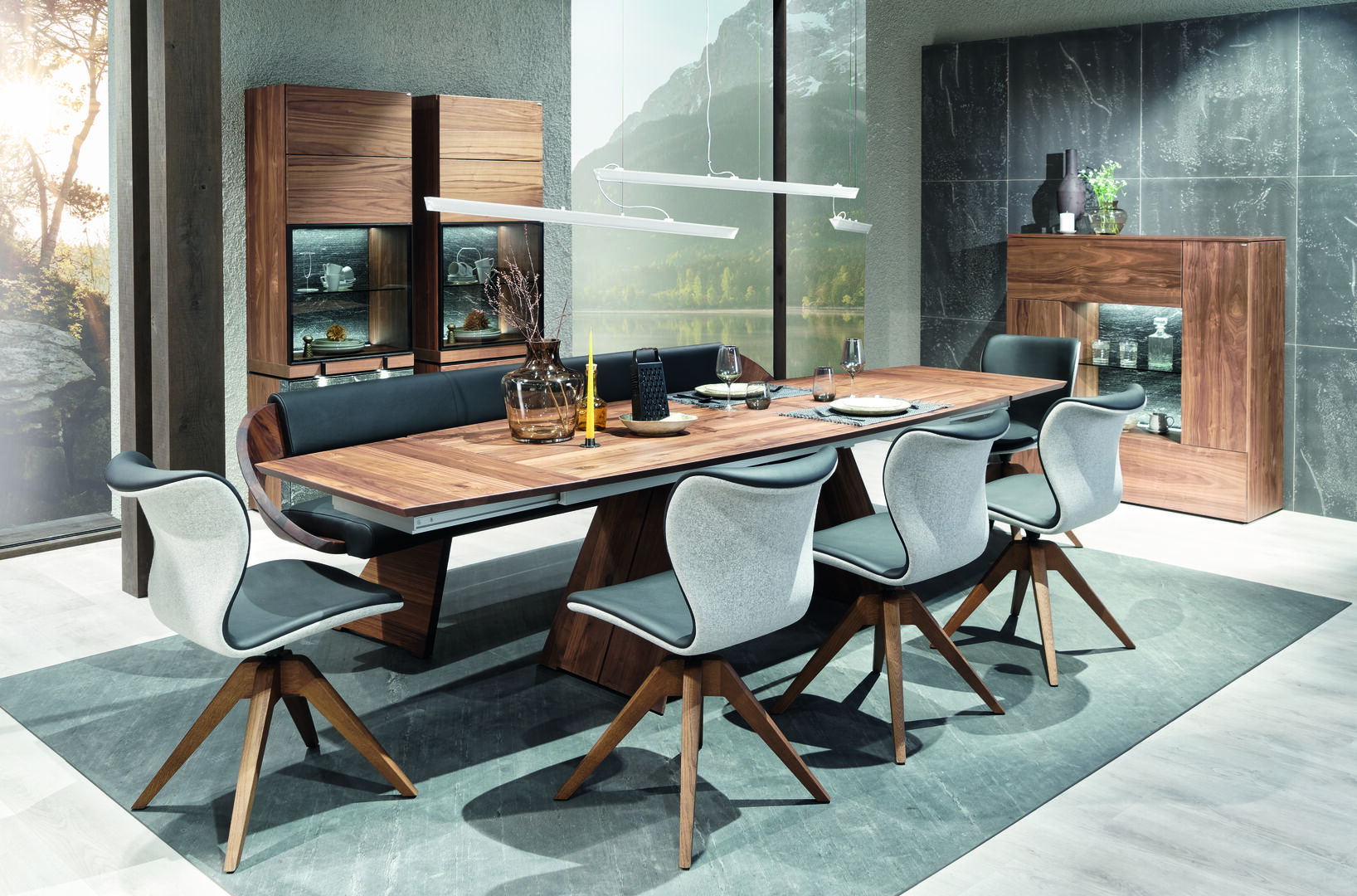 Großer Tisch mit acht bequemen Stühlen herum