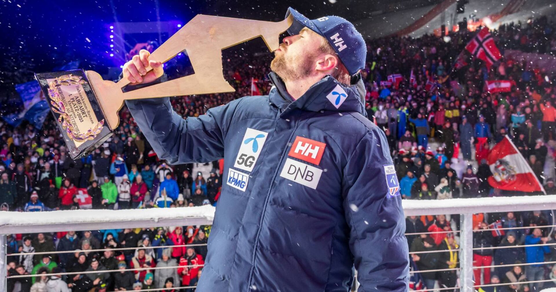 Aleksander Aamodt Kilde küsst die goldene Kitzbühel-Siegertrophäe im Zuge der Siegerehrung 2023