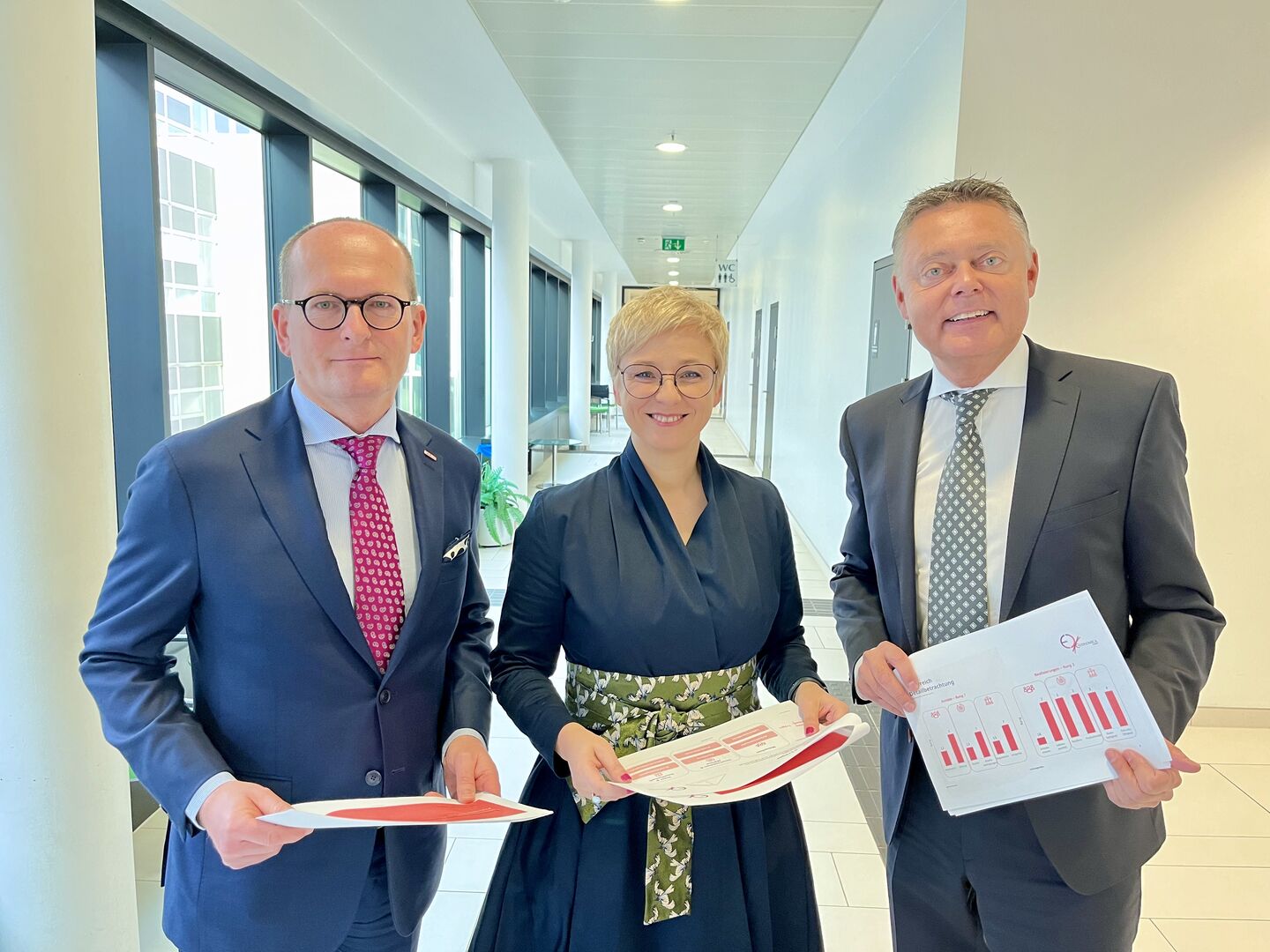 WKOÖ-Direktor Gerald Silberhumer, WKOÖ-Präsidentin Doris Hummer, GF-Economica Christoph Schneider