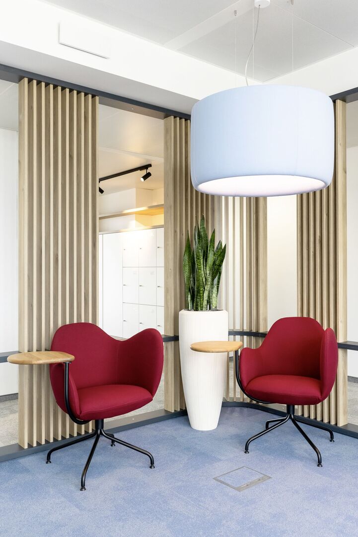 Zwei rote Sessel in einer Bürositzecke | Credit: Daniel Hawelka