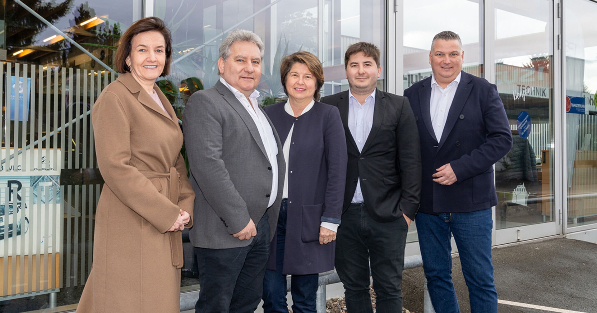 Erich Blum geht mit 2024 in den Vorruhestand, das Autohaus bleibt bestehen: Karin Seyfried, Erich Blum, Andrea Blum, Philipp Blum, Joachim Singer v. li.