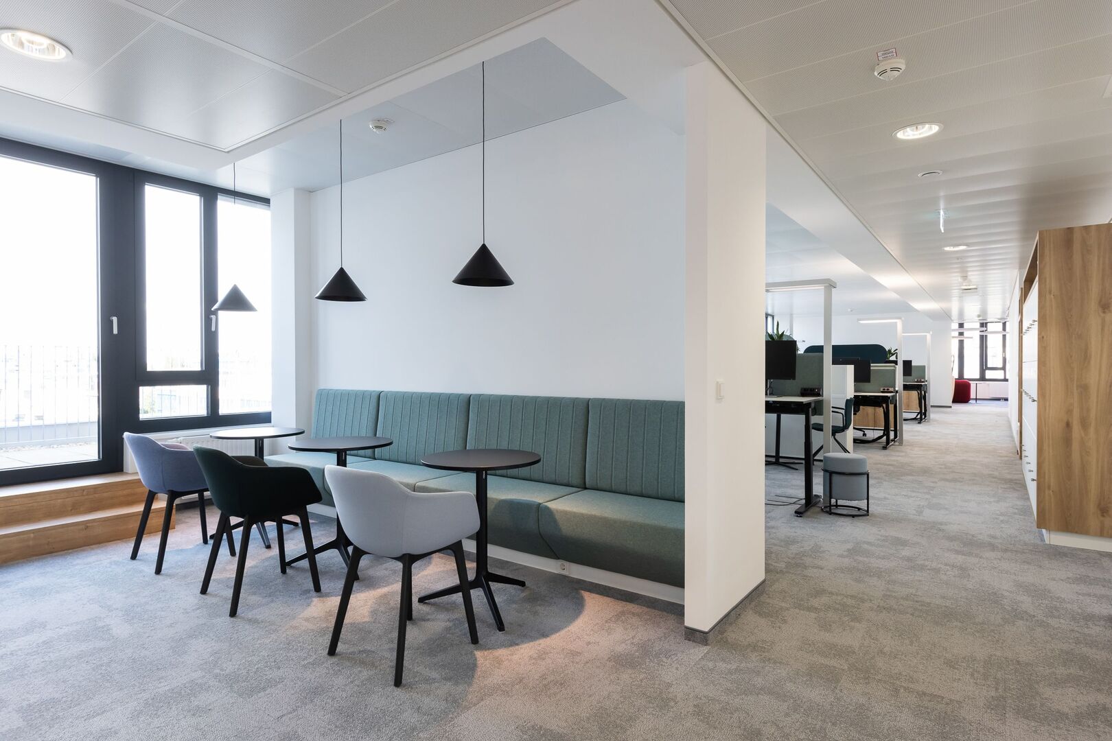 Tische, Bänke und Sessel in einem Büroraum | Credit: Daniel Hawelka