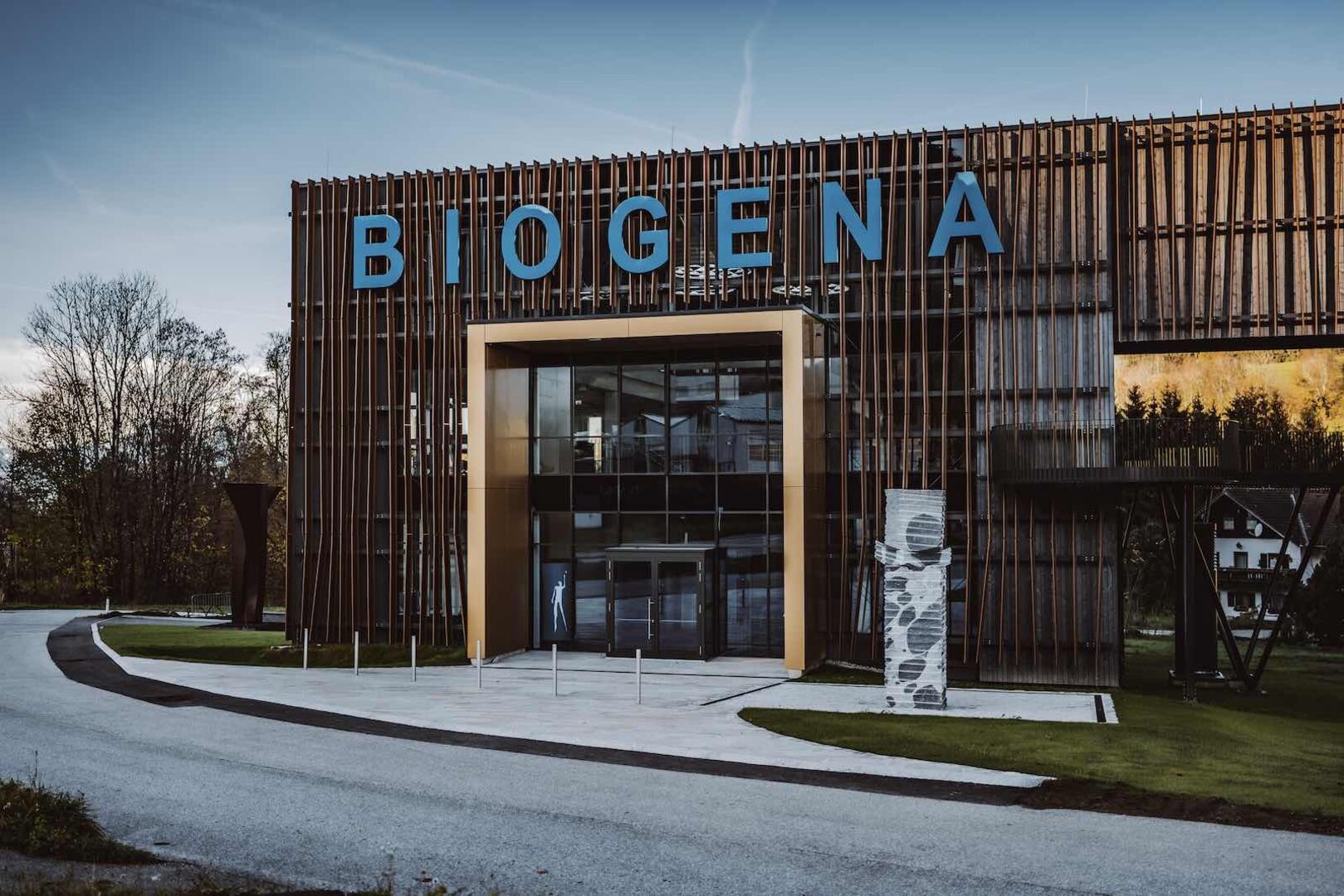 Die schöne Fassade der Biogena-World mit großem Biogena-Schriftzug