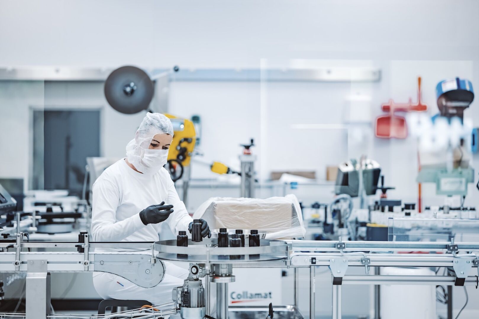 Produktionsmitarbeiterin füllt Kapseln ab.