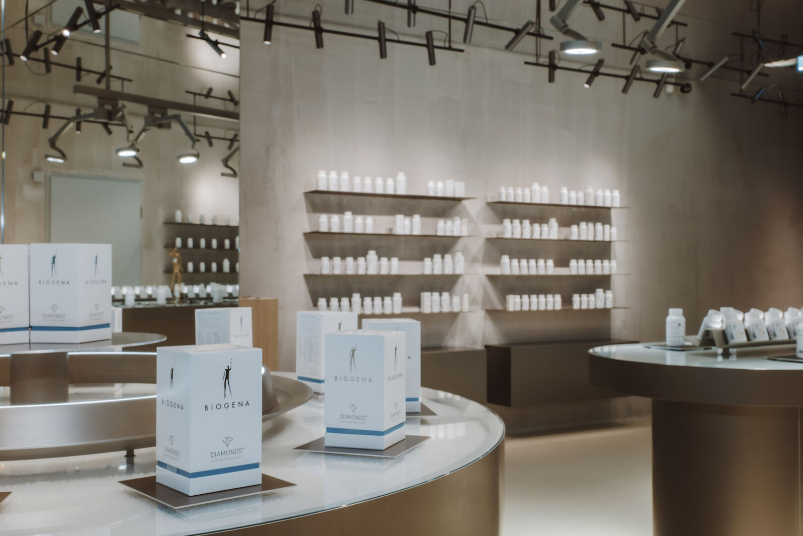 Ausgestellte Produkte im Biogena-Schauraum