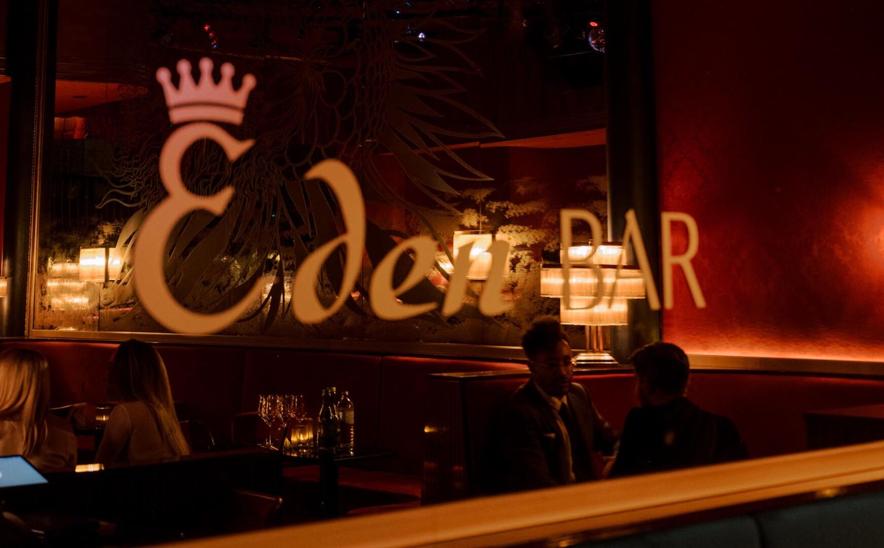 Schriftzug auf Spiegel bei abendlicher Atmosphäre