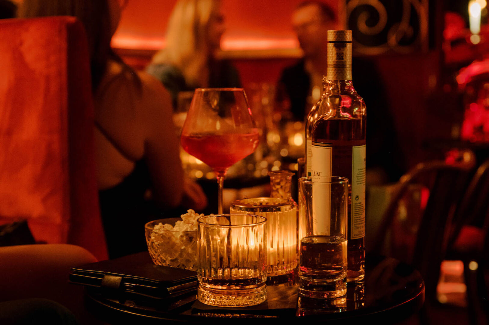 Nahaufnahme von Tisch in Bar mit Flasche und Gläsern