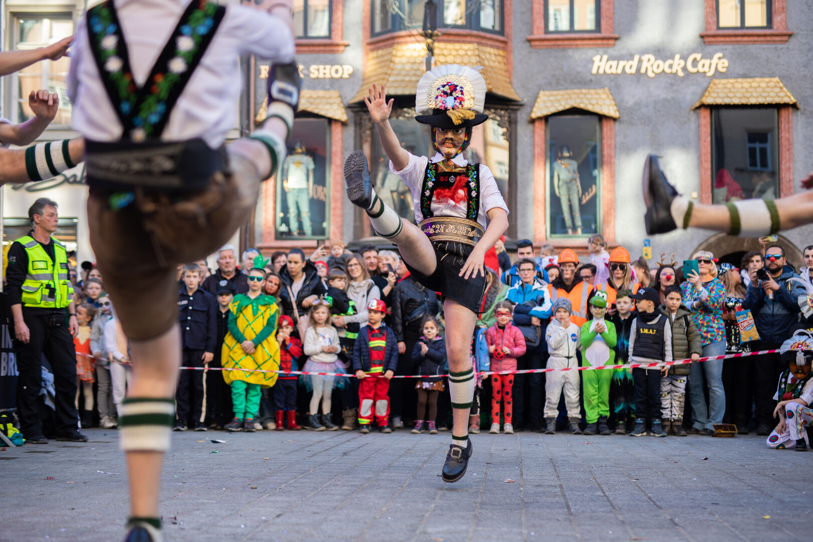 Thaurer Muller vor einer Schar von Zuschauern