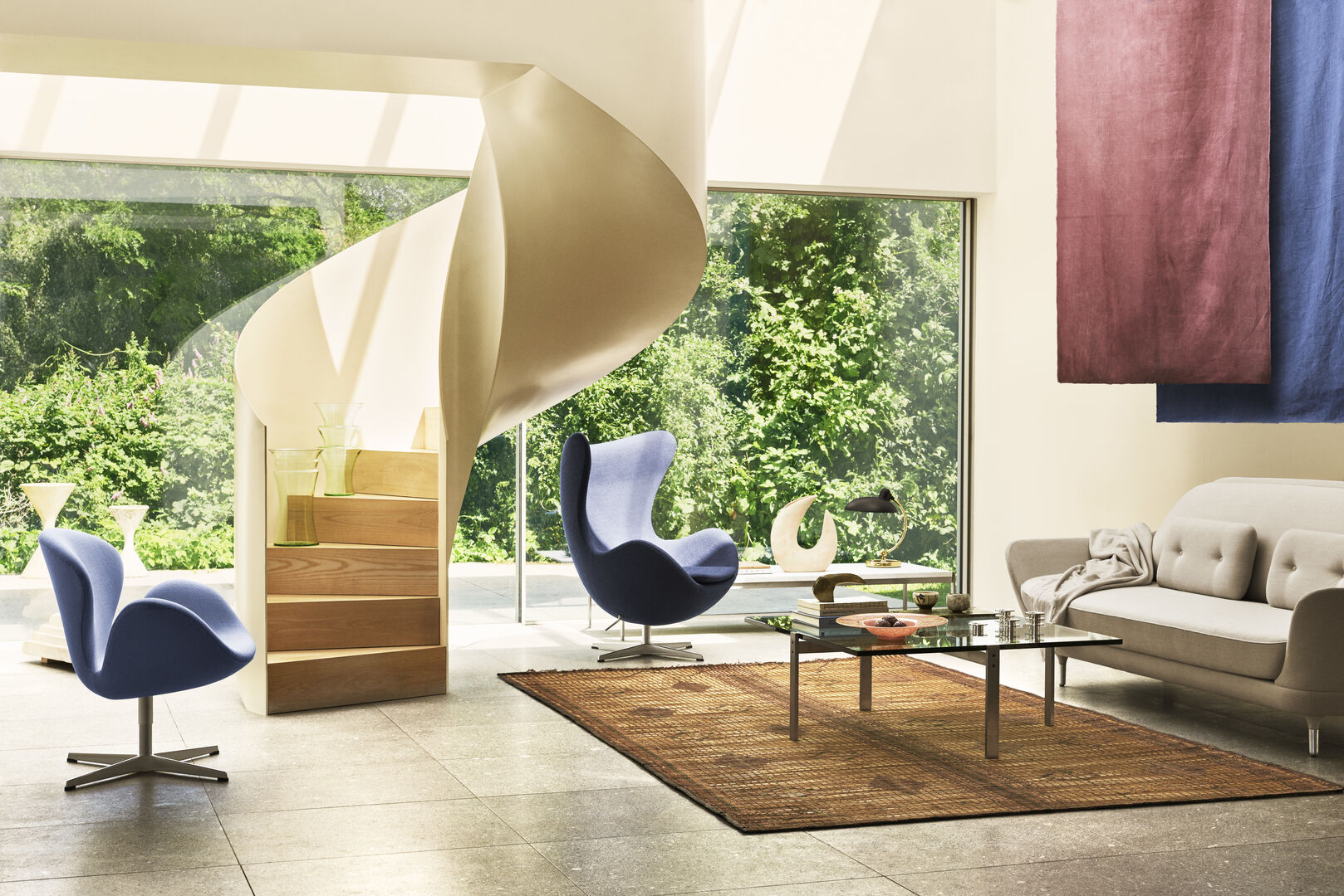 Klassiker Swan und Egg in schönem Wohnzimmer