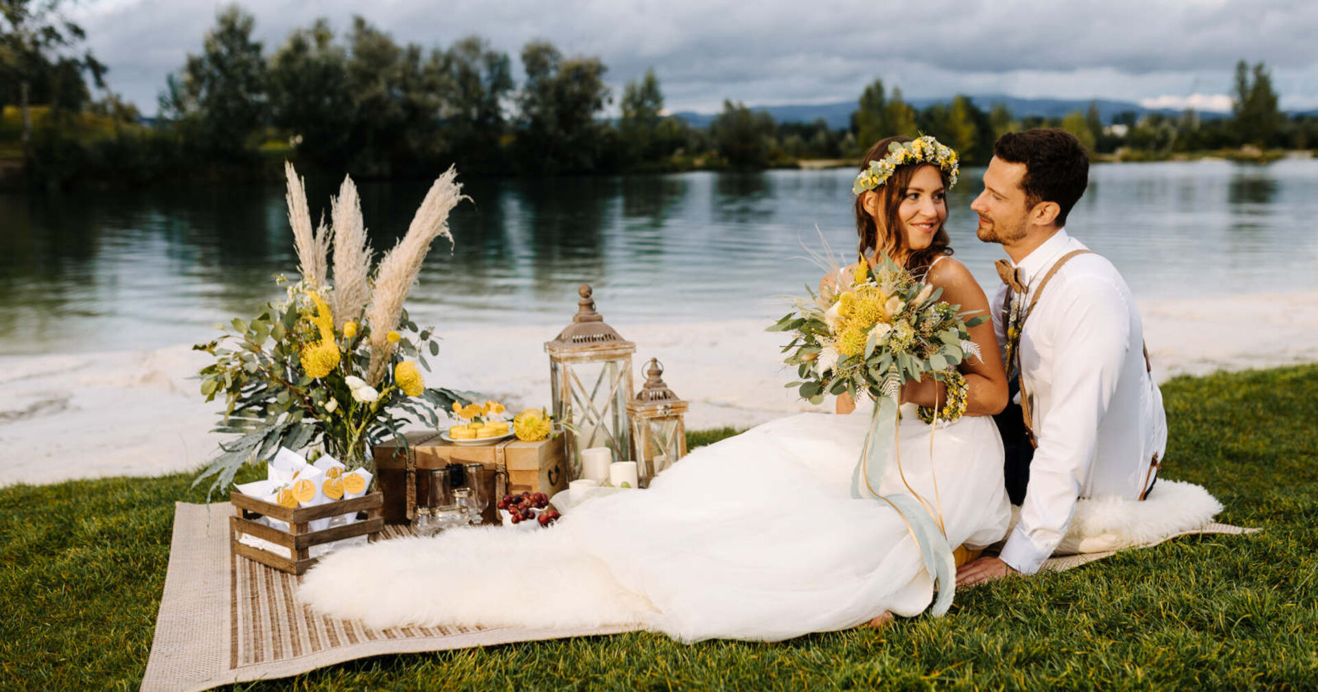 Hochzeitspaar am Seeufer