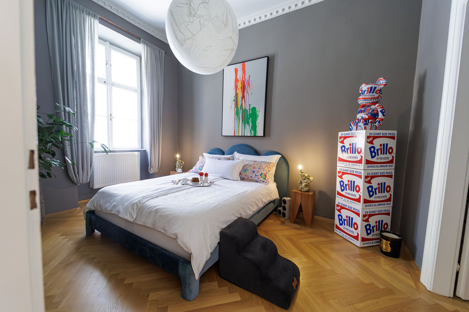 Schlafzimmer mit Bett, Hundetreppe und Stauraumboxen