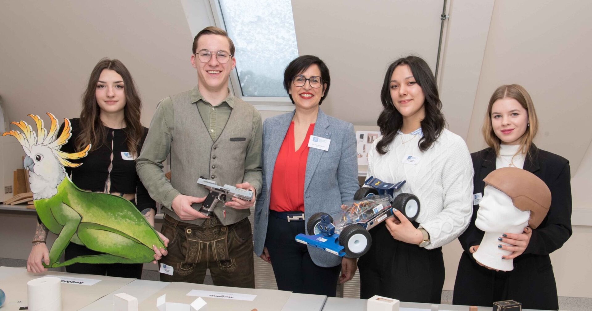 Schüler der HTL-Ferlach mit Direktorin Silke Bergmoser