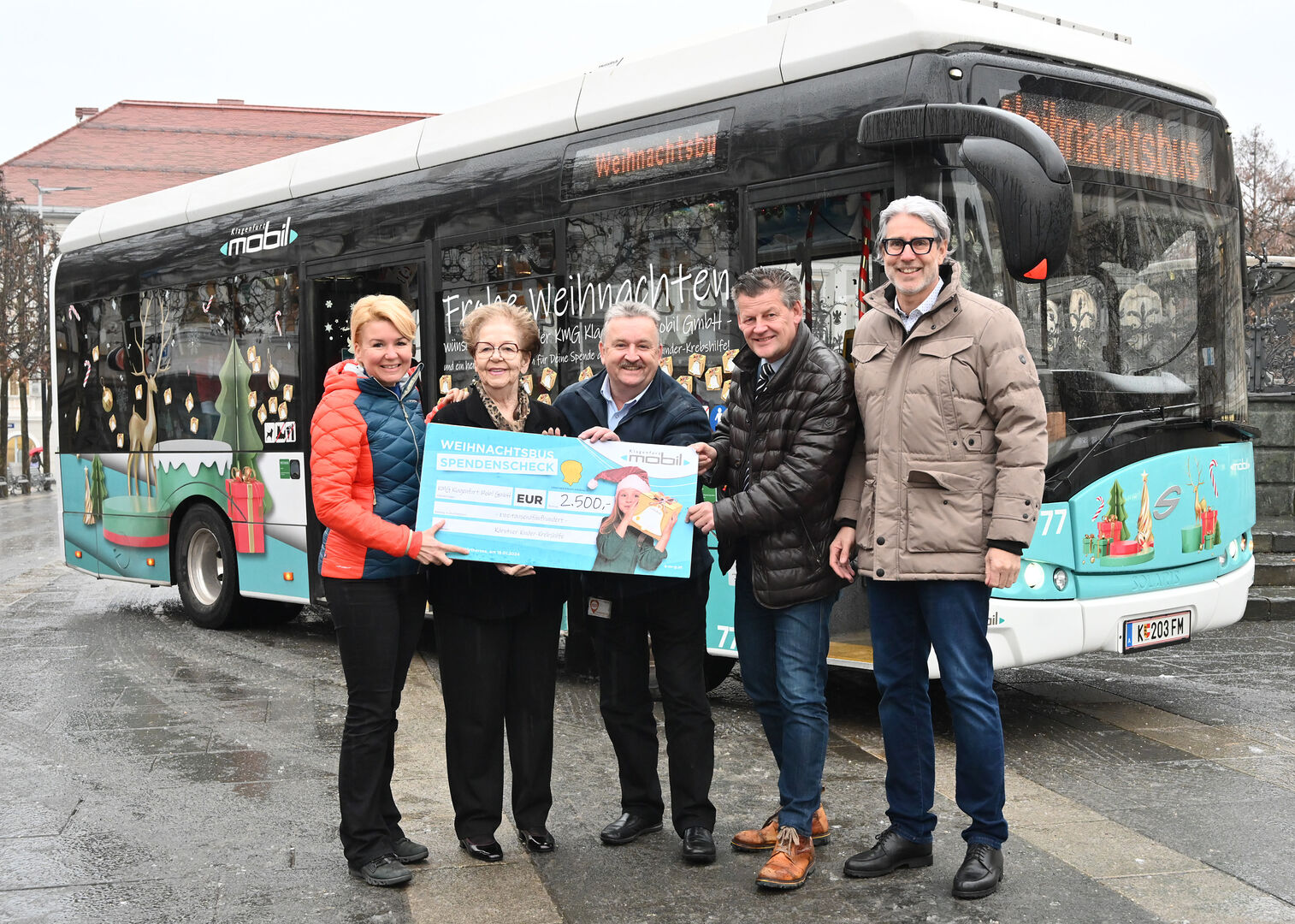 KMG-Spendenübergabe an Kärntner Kinder-Krebshilfe mit Politikern der Stadt