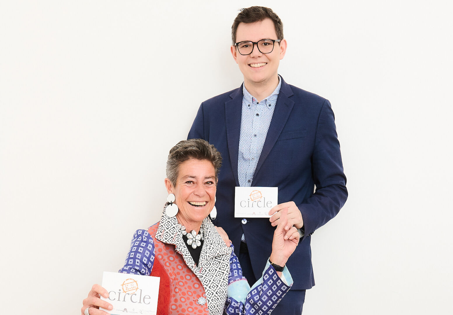 Porträt, sie sitzen, er hinter ihr stehend