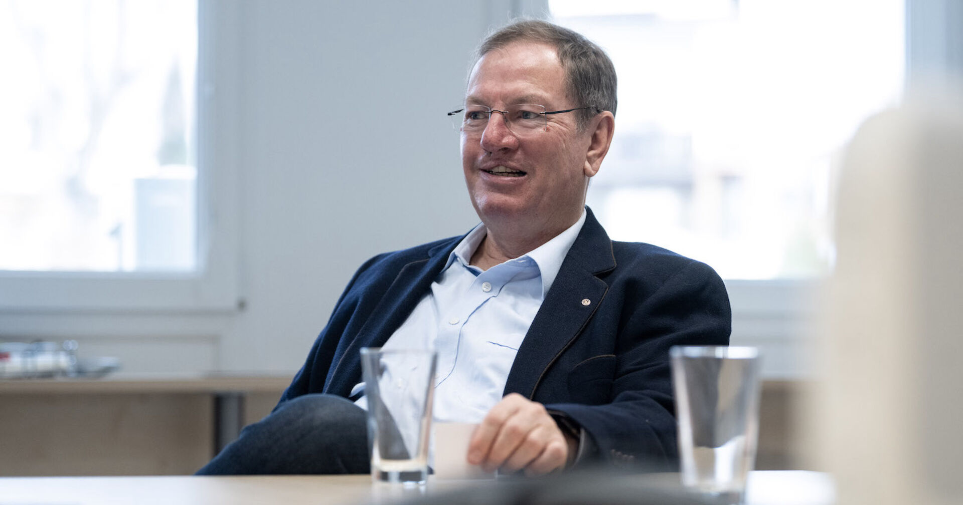 Porträt am Tisch sitzend