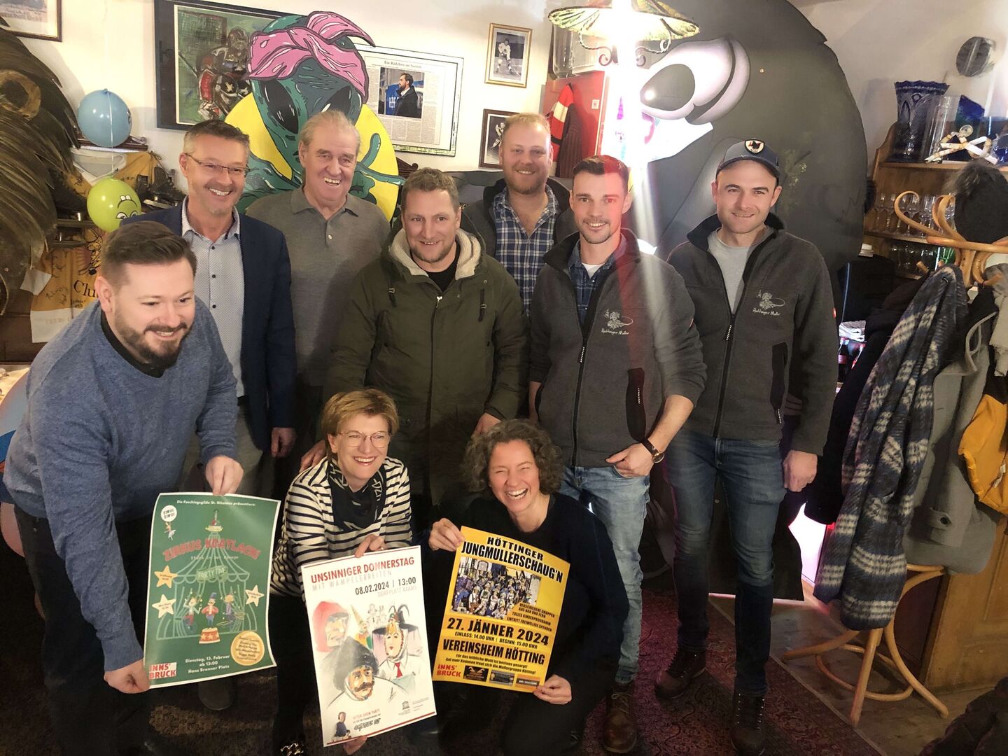 8 Personen präsentieren Faschingsplakate