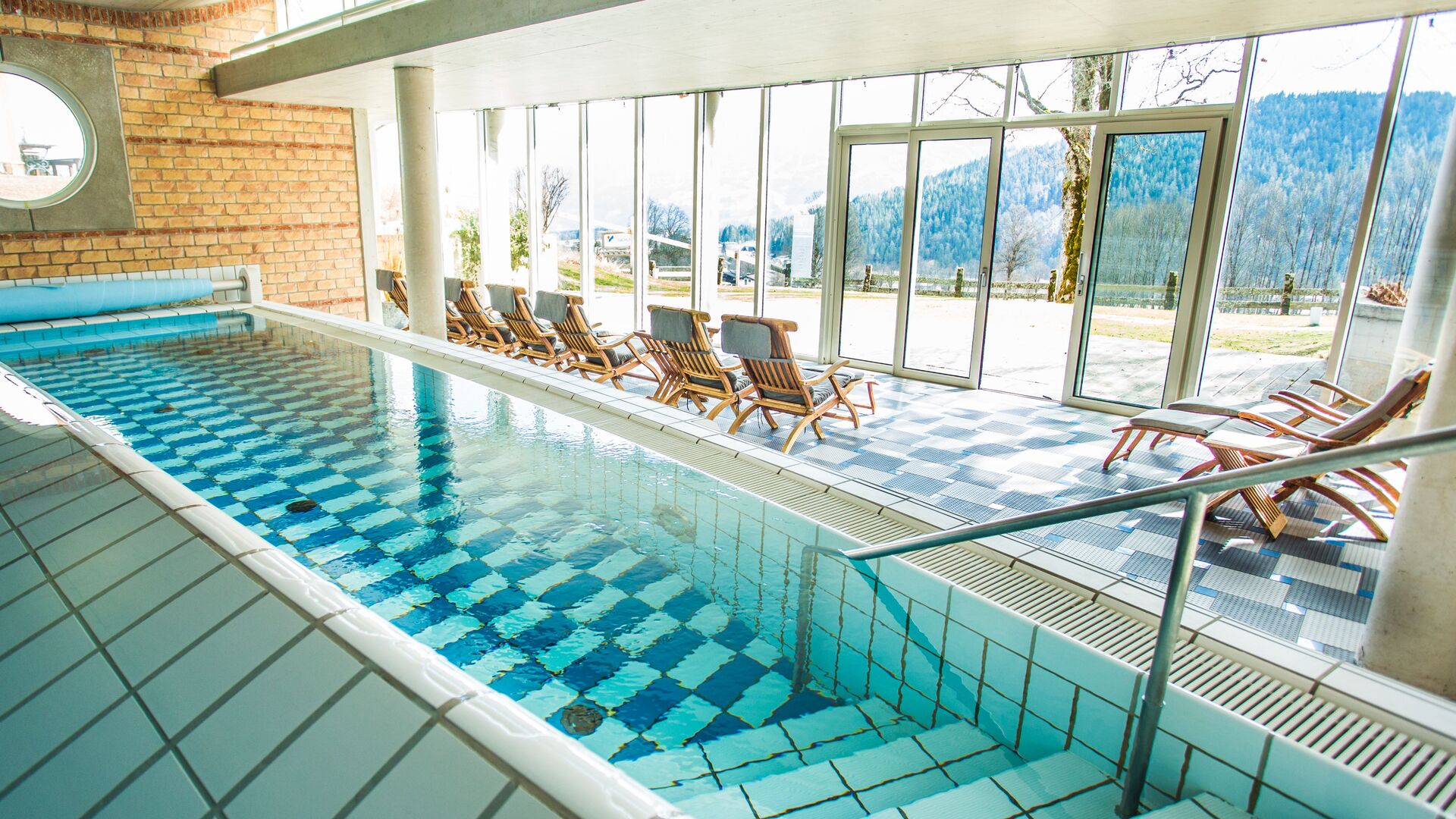 Wellnessbereich mit Pool und Liegen