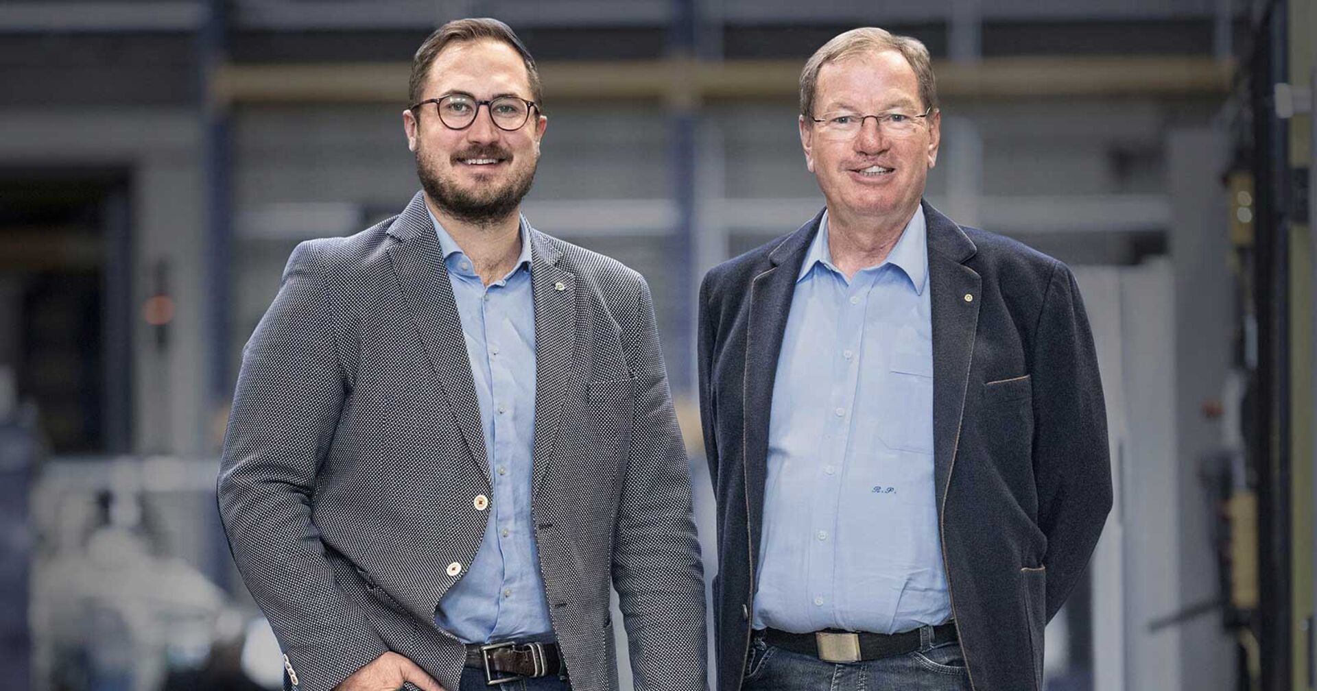 Porträt bis Taille, beide lächeln