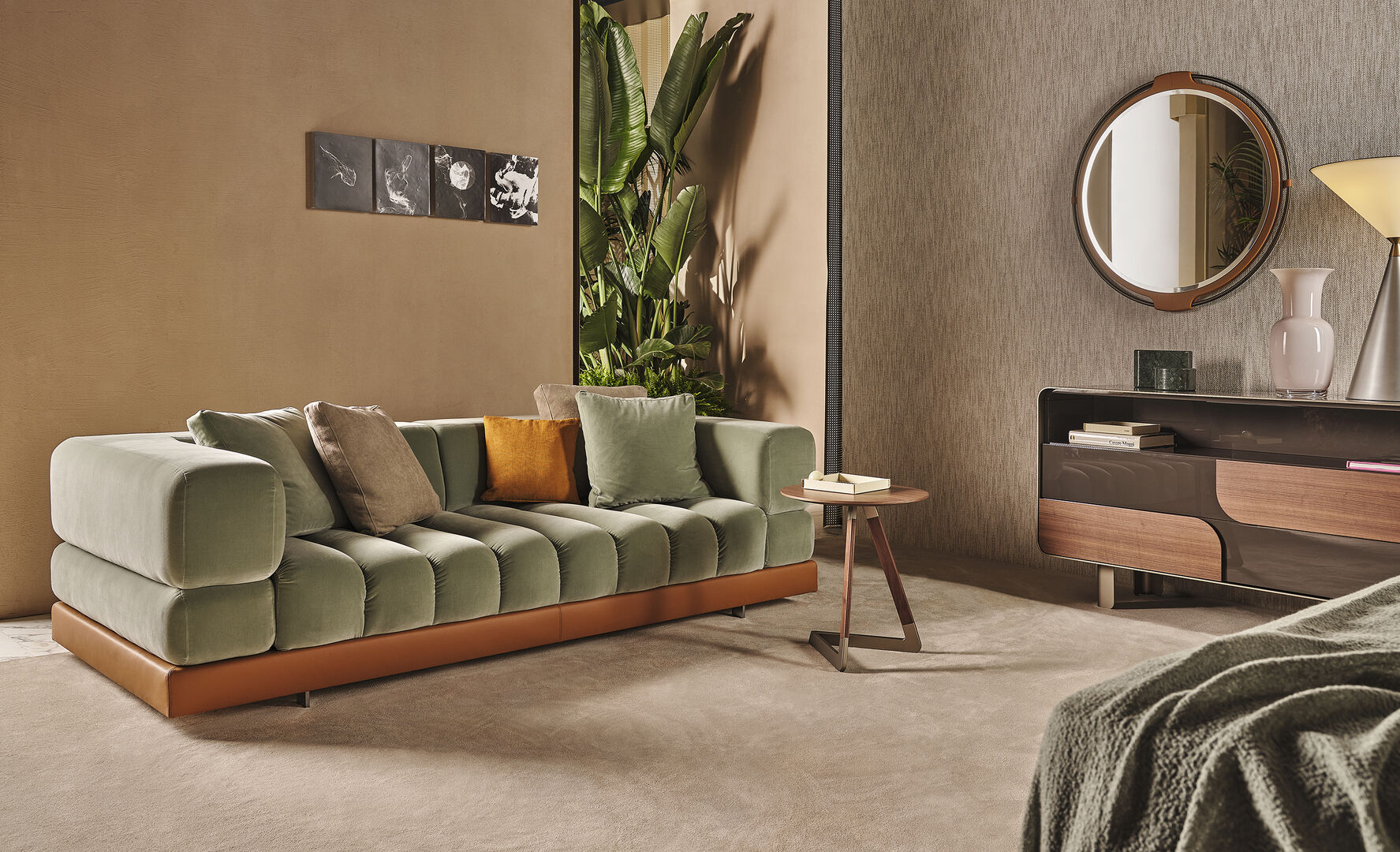 Olivfarbenes Samtsofa in beigefarbenem Raum