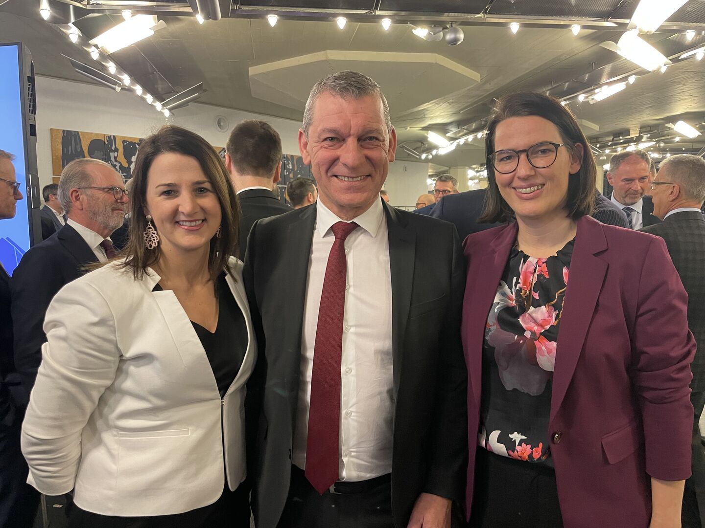 Landesrätin Astrid Mair (li.) und WK-Präsidentin Barbara Thaler mit Landespolizeidirektor Helmut Thomac.